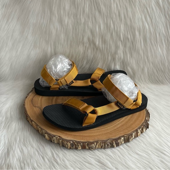 LIKE NEW Teva Universal sandals - Picture 1 of 8